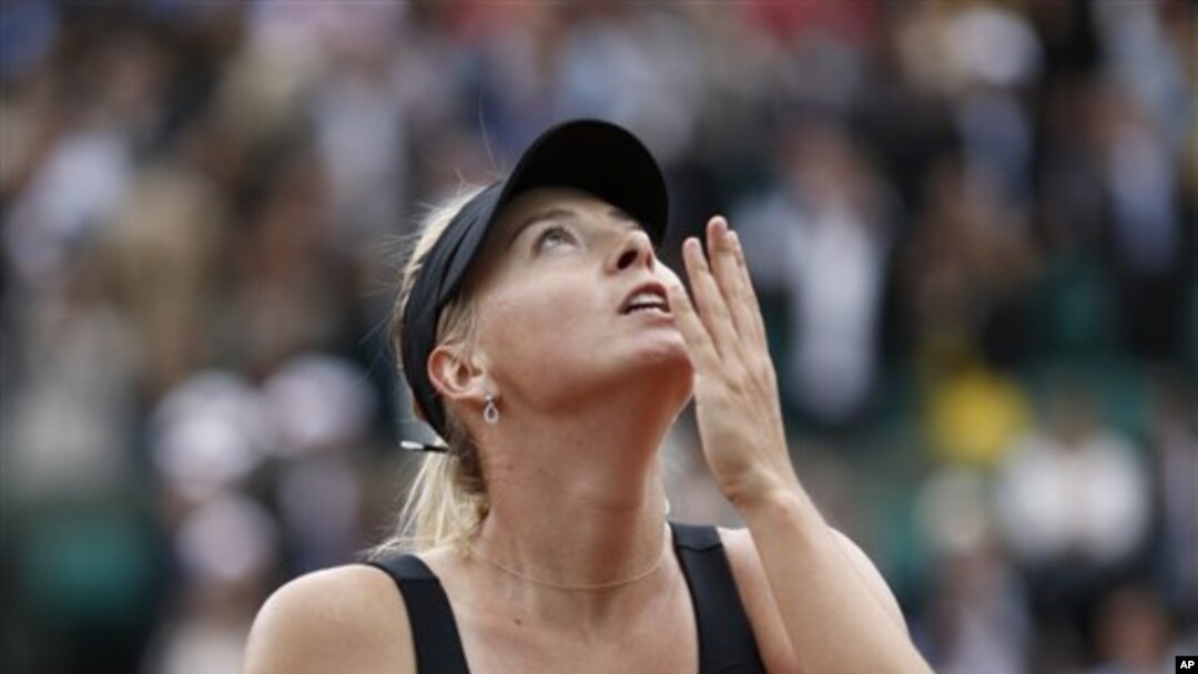 Maria Sharapova setelah memastikan kemenangan atas petenis Estonia Kaia Kanepi, dan melaju ke semifinal di Roland Garros (6/6).