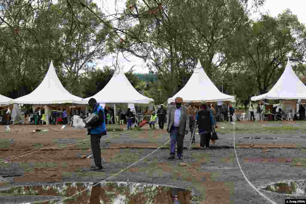 Voters leave sparse polling station in central Nairobi during Kenya&rsquo;s second presidential election, Oct. 26, 2017.