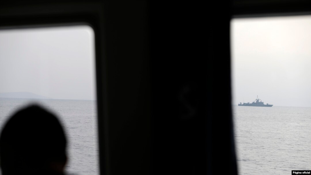 Petugas penjaga pantai Yunani menyaksikan kapal perang NATO melintas di Laut Aegea, saat melakukan patroli, 17 Maret 2017.(Foto: dok).