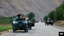 Tentara Afghanistan berhenti di sebuah jalan di garis depan pertempuran antara Taliban dan Pasukan Keamanan di dekat Kota Badakhshan, utara Afghanistan, Minggu, 4 Juli 2021. 