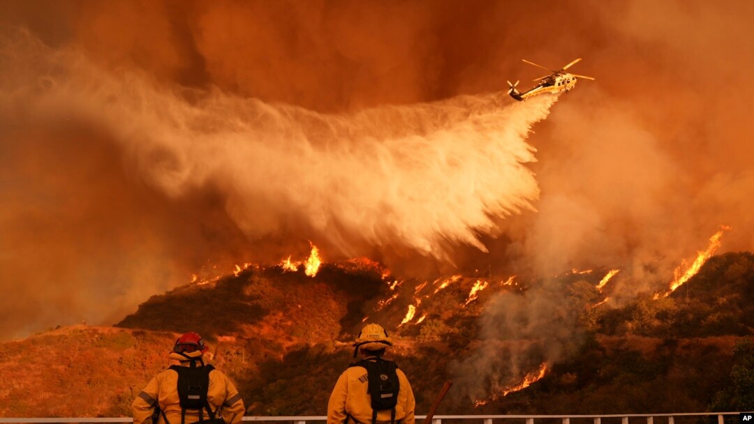 Gašenje požara Palisades u kanjonu Mandeville u subotu, 11. januara 2025. u Los Angelesu. (Foto: AP/Jae C. Hong)
