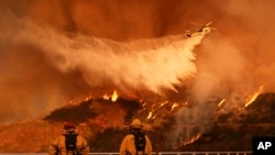 Gašenje požara Palisades u kanjonu Mandeville u subotu, 11. januara 2025. u Los Angelesu. (Foto: AP/Jae C. Hong)
