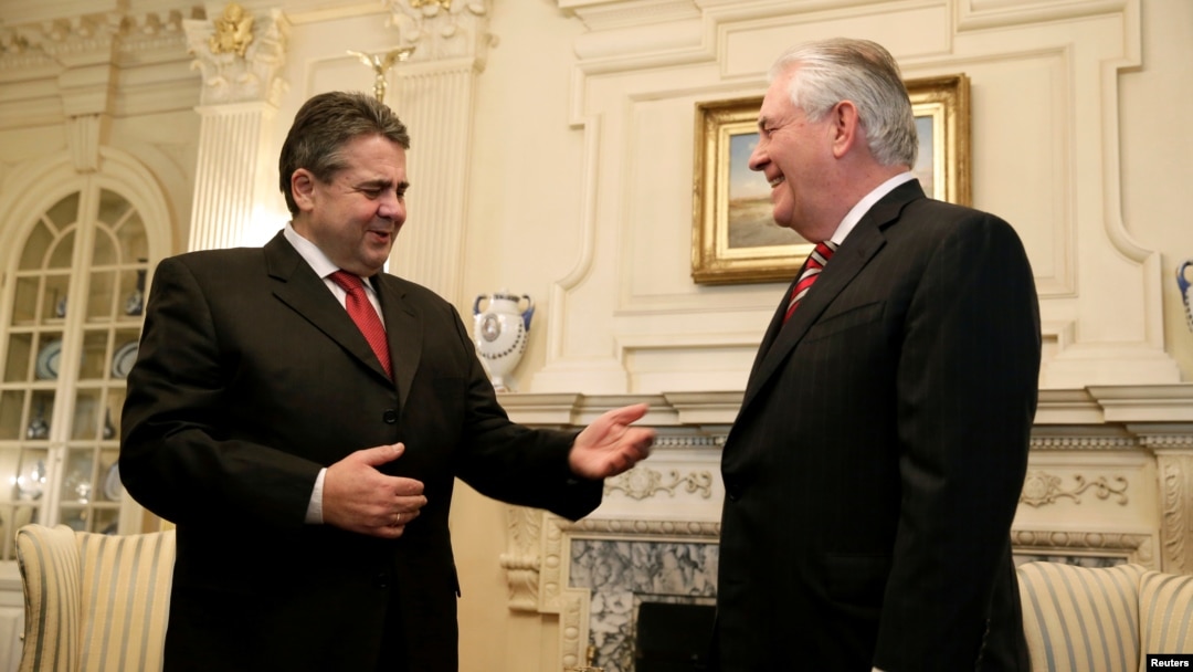 Ngoại trưởng Rex Tillerson (phải) tiếp Ngoại trưởng Đức Sigmar Gabriel tại Bộ Ngoại giao ở Washington, ngày 2/2/2017. 