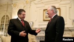 Ngoại trưởng Mỹ Rex Tillerson (phải) tiếp Ngoại trưởng Đức Sigmar Gabriel tại Bộ Ngoại giao ở Washington, 2/2/2017.