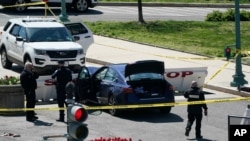 Cordón policial junto al vehículo que atropelló a dos agentes que vigilaban los accesos al Congreso de EE. UU., el 2 de abril de 2021.