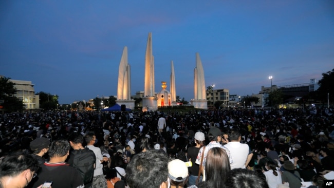 泰國反政府抗議者7月18日在曼谷民主紀念碑前集會。