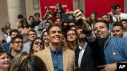 페드로 산체스 스페인 총리가 26일, 조기 총선을 앞두고 지지자들과 사진을 찍고 있다.