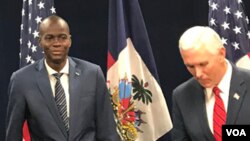 Prezidan ayisyen an, Jovenel Moise, agoch, ansanm ak Vis Prezidan ameriken an, Mike Pence, adwat, nan Miami, Florid, 15 jen 2017. 