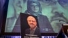 Sebuah gambar video Hatice Cengiz, tunangan jurnalis Saudi yang terbunuh Jamal Khashoggi, gambar di bawah, pada acara peringatan di Washington, 2 Oktober 2018. (Foto: AP)