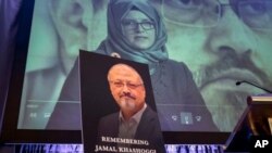 Sebuah gambar video Hatice Cengiz, tunangan jurnalis Saudi yang terbunuh Jamal Khashoggi, gambar di bawah, pada acara peringatan di Washington, 2 Oktober 2018. (Foto: AP)