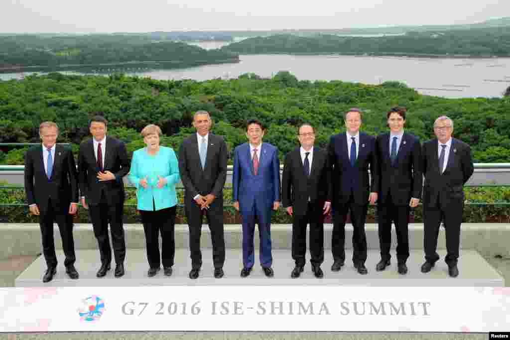 Para pemimpin dunia berpose untuk foto dalam hari pertama KTT G7 di Ise Shima, Jepang (26/5).