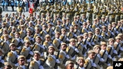 Pasukan Iran berbaris dalam parade Hari Angkatan Darat Nasional di luar Teheran, April 2016.