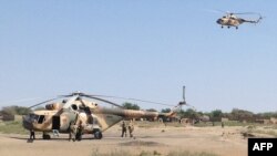 Des hélicoptères d'attaque Mi-8 apperçus dans Fotokol, Cameroun, après une opération dans les environs de Gamboru, Nigeria, le 1 février 2015.