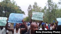 Des manifestants brandissent des affiches exigeant les élections, à l’université de Kinshasa, RDC, 18 octobre 2017.