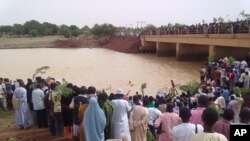 Daruruwan daliban jami'ar Usman Dan Fodio Sokoto suke zanga zanga.