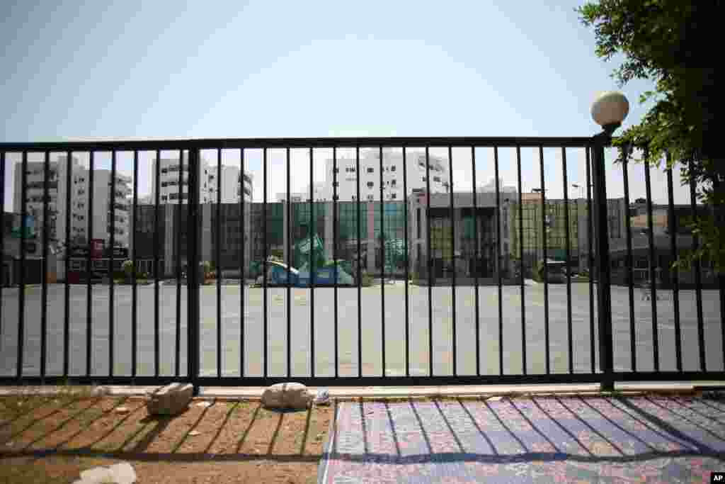 An abandoned mall in central Tripoli, August 27, 2011 (VOA - J. Weeks)