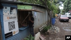 En 2021, las calles de El Zonte, una playa en El Salvador donde se comenzó a utilizar el bitcoin, eran de tierra, las casas de lámina y no había tratamiento de aguas residuales. Hoy, el panorama ha cambiado.