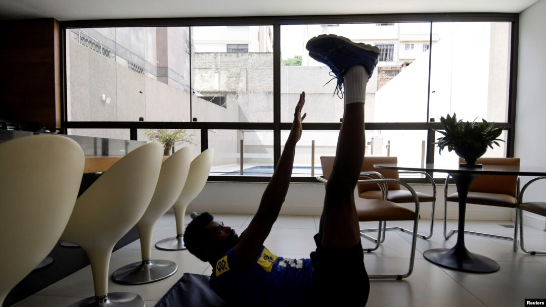 El jugador del equipo nacional de volleyball de Brasil, Isac Viana Santos, se ejercita en su casa durante la cuarentena por el coronavirus.