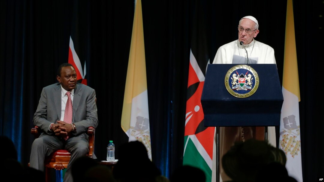 Paus Fransiskus berbicara di istana presiden di Nairobi, disaksikan Presiden Uhuru Kenyatta (26/11). (AP/Andrew Medichini)