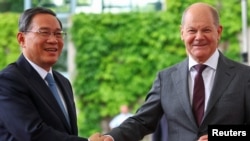 Kanselir Jerman Olaf Scholz menyambut tamunya Perdana Menteri China Li Qiang di Berlin sebelum pertemuan makan malam hari Senin (19/6). 