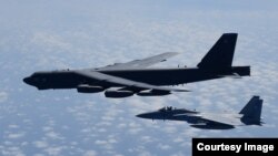 美国的B-52H轰炸机日本空中自卫队联合训练 - 资料照片