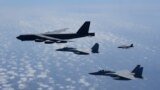 B-52 전략폭격기 2대가 일본 자위대 F-15 전투기의 호위를 받으며 일본 공역을 비행하고 있다. 사진제공=미 공군