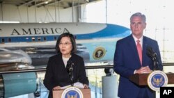 Ketua DPR AS Kevin McCarthy (kanan) dan Presiden Taiwan Tsai Ing-wen menyampaikan sejumlah pernyataan kepada awak media setelah melangsungkan pertemuan di Simi Valley, California, pada 5 April 2023. (Foto: AP/Ringo H. W. Chiu)