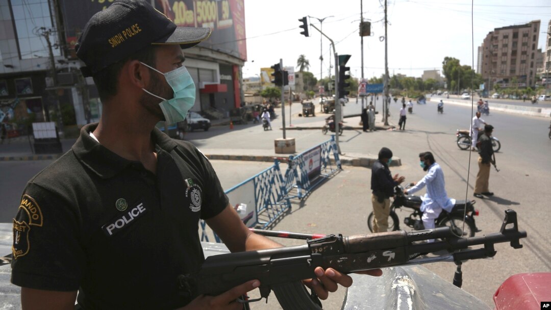 Polisi Pakistan tengah berjaga di Karachi, Pakistan, di tengah pandemi Covid-19, 19 Juni 2002. (Foto: dok).