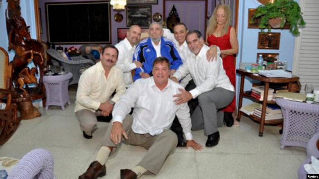 Fidel Castro aparece con su esposa Dalia Soto del Valle, Ramón Labañino, Fernando González, Gerardo Hernández, Antonio Guerrero y René González.