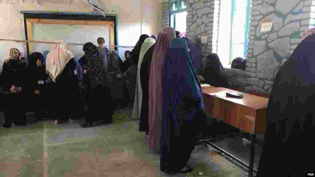 د زرغونې انا د نجونو په لیسه کې، د ښځینه رای ورکوونکو گڼه گوڼه د پام وړ وه