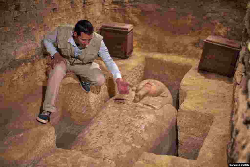 Archeological inspector “Wahballah” explains the ‘inscriptions of titles,’ names engraved on sarcophagi of Dejd Dejhuty Iuf Ankh, the royal treasurer, bearer of seals of Lower Egypt. (Hamada Elrasam/VOA)