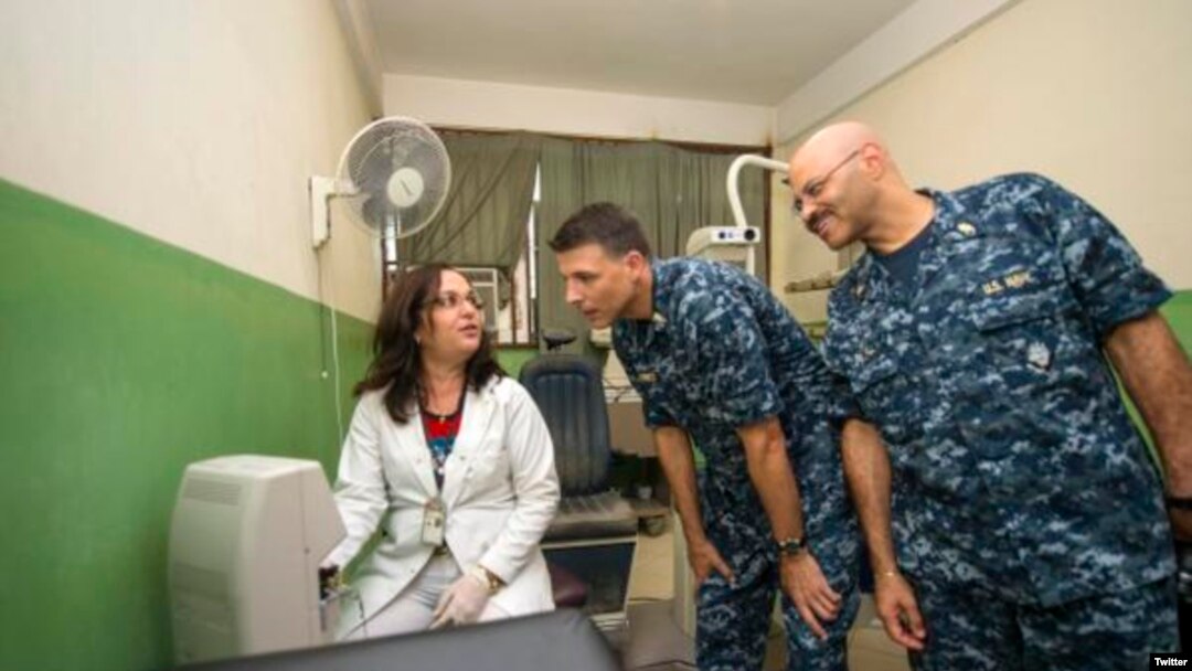Médicos estadounidenses y cubanos trabajan juntos para ayudar a los haitianos en el hospital St. Luc's en Puerto Príncipe, Haití.