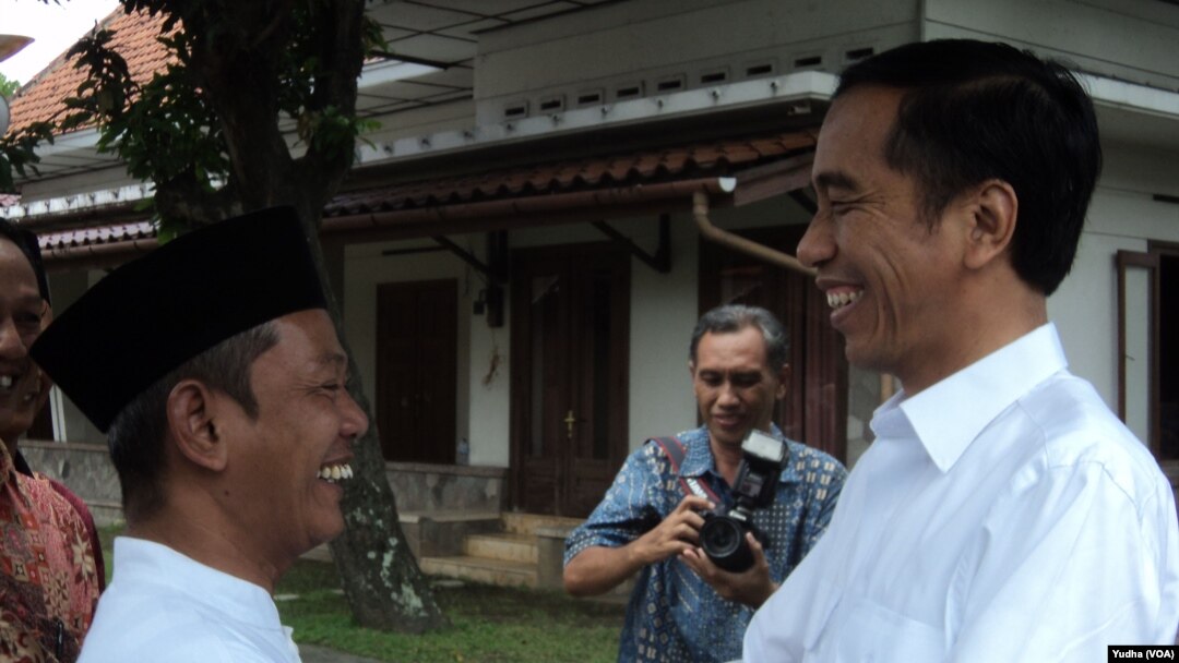 Presiden Joko Widodo (kanan) saat mengunjungi Pondok Pesantren di Solo, Sabtu siang, 4 April 2015 (Foto: VOA/Yudha)