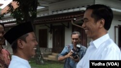 Presiden Joko Widodo (kanan) saat mengunjungi Pondok Pesantren di Solo, Sabtu siang, 4 April 2015 (Foto: VOA/Yudha)