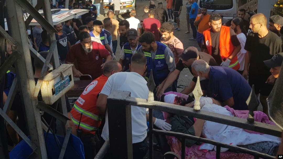 Civilna zaštita pomaže ljudima nakon eksplozije pejdžera.