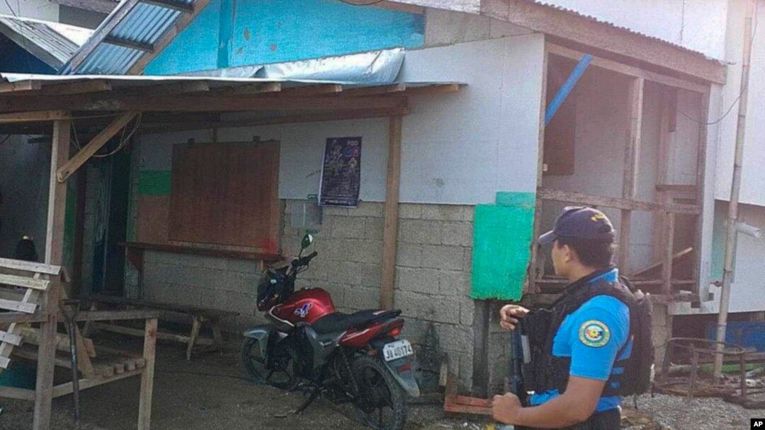 Seorang polisi Filipina memeriksa sebuah lokasi pada Jumat, 18 Oktober 2024 setelah adanya laporan penculikan Elliot Onil Eastman oleh sekelompok pria bersenjata di Kota Sibuco, Provinsi Zamboanga del Norte, Filipina. (Foto: Philippine National Police Regional Office 9 via AP) 