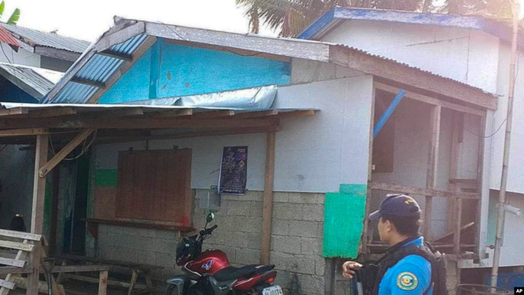 Seorang polisi Filipina memeriksa sebuah lokasi pada Jumat, 18 Oktober 2024 setelah adanya laporan penculikan Elliot Onil Eastman oleh sekelompok pria bersenjata di Kota Sibuco, Provinsi Zamboanga del Norte, Filipina. (Foto: Philippine National Police Regional Office 9 via AP)