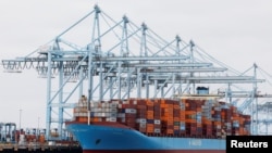 미국 로스앤젤레스 항구에 정박한 화물선에 컨테이너가 가득 실려있는 모습.