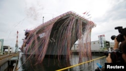 Kapal DDH183 Izumo dalam upacara peluncurannya di Yokohama, Selasa (6/8).