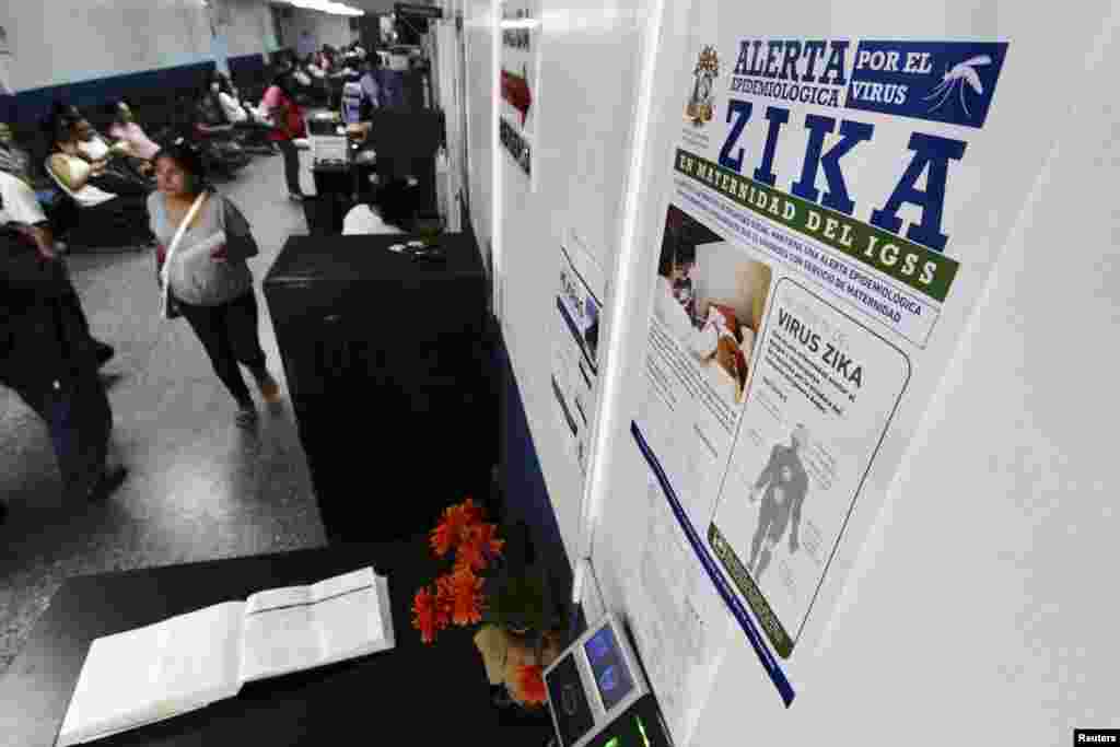 Une affiche de la campagne du gouvernement sur les symptômes du virus Zika est postée à la maternité d&#39;un hôpital dans la ville de Guatemala City, Guatemala, 28 janvier 2016.