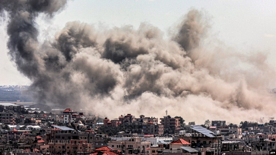 Những đám khói cuồn cuộn bốc lên sau cuộc pháo kích của Israel vào Rafah, phía nam Dải Gaza, vào ngày 20/3/2024