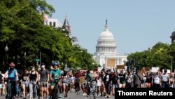 Los manifestantes se dirigen al Capitolio tras haber protagonizado algunas horas de tensión en frente a la Casa Blanca, durante la noche anterior.