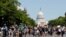 Los manifestantes se dirigen al Capitolio tras haber protagonizado algunas horas de tensión en frente a la Casa Blanca, durante la noche anterior.