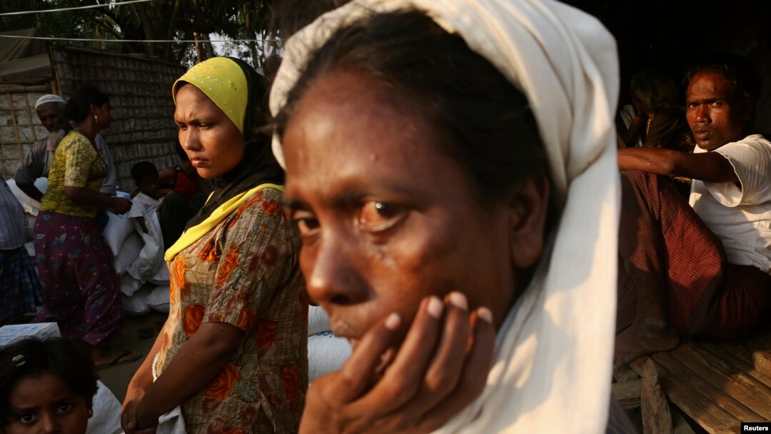 Orang-orang Rohingya menunggu bantuan makanan dari badan pangan PBB, WFP, di kamp Thae Chaung di Sittwe, negara bagian Rakhine.
