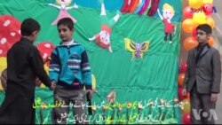 پشاور: بچوں کو پڑھانے کے لیے ’فارورڈ ماڈل سکول‘ کا تھیٹر کا سہارا