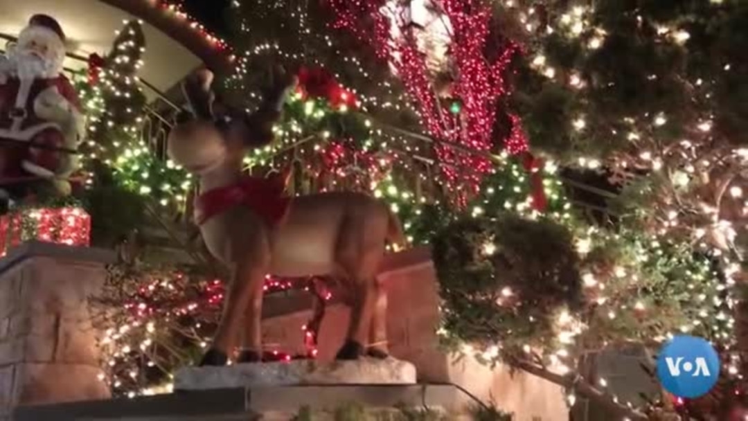 Porno sorish uchun stol ostiga kotarildi Ikki erkak porno massaj qilmoqda