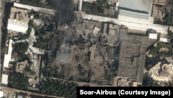 第一张公开披露的卫星图像显示，这座位于德黑兰的与伊朗最高领导人哈梅内伊有关的大院内多处似乎严重受损或已被摧毁。(2026年2月28日)