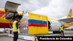 Vista general de la llegada del primer lote de vacunas contra el COVID-19 a Colombia, el lunes 15 de febrero de 2021. [Foto: cortesía Presidencia Colombia].