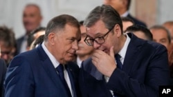 Predsednik Srbije Aleksandar Vučić i predsednik Republike Srpske Milorad Dodik prilikom molebana u Hramu Svetog Save u Beogradu (Foto: AP/Darko Vojinović)