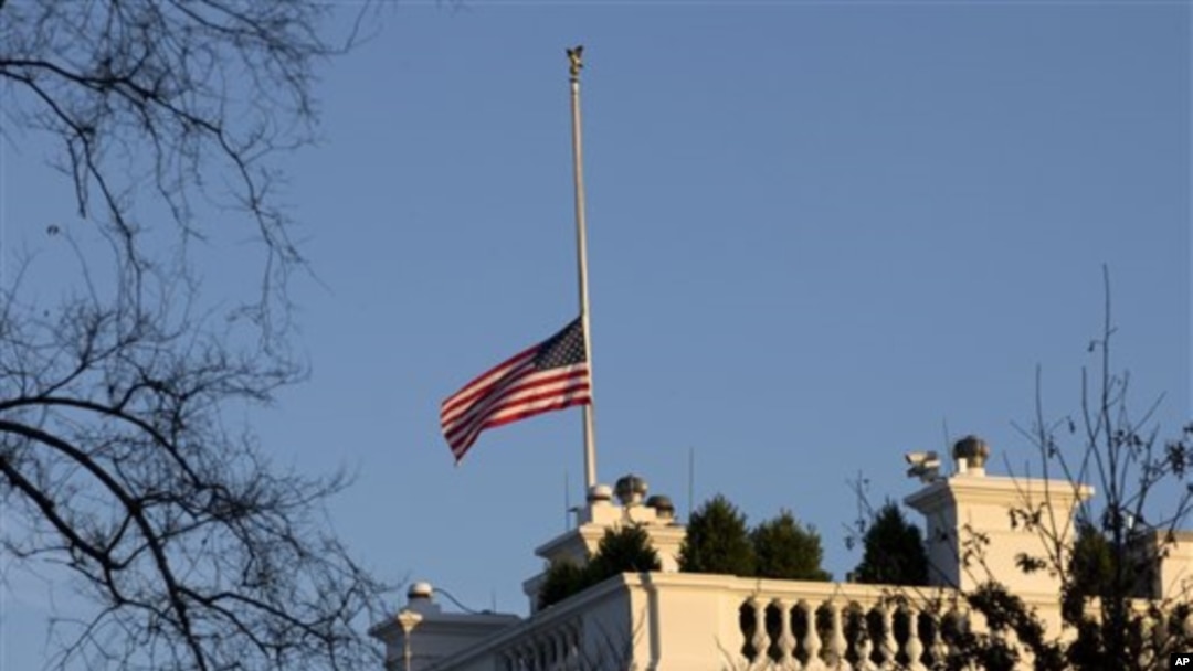 Bendera Amerika di atas Gedung Putih dikibarkan setengah tiang untuk mengenang para korban penembakan di Sekolah Dasar Sandy Hook, Newtown, Connecticut (14/12).